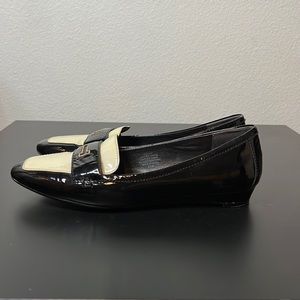 Isaac Mizrahi patent leather loafers flats 8.5 black and cream